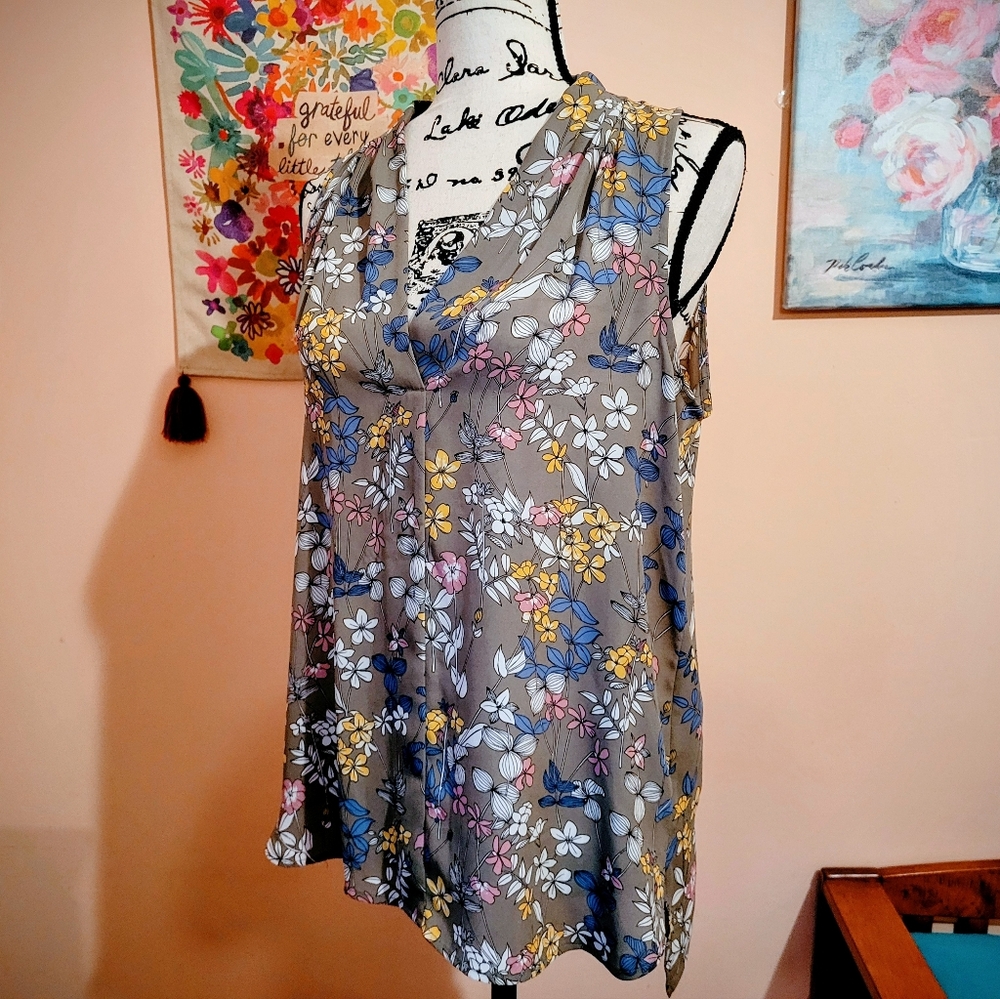 Vince Camuto Sleeveless Gray Floral V-Neck Lightweight Tunic, S, NWOT